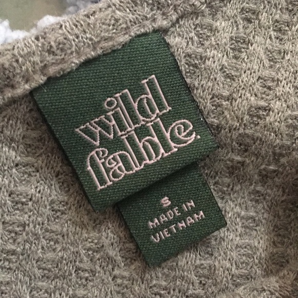 Gray spaghetti strap V-neck crop top with buttons - Picture 2 of 3